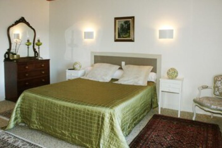 Room 11 of 24