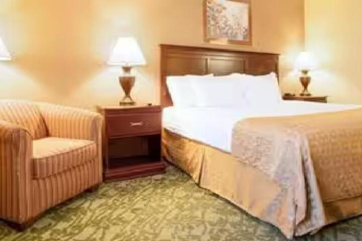 1 Queen Bed Accessible Shower (6 of 7)