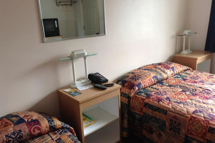 Room 4 of 10