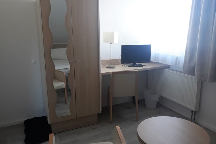 Room 3 of 28