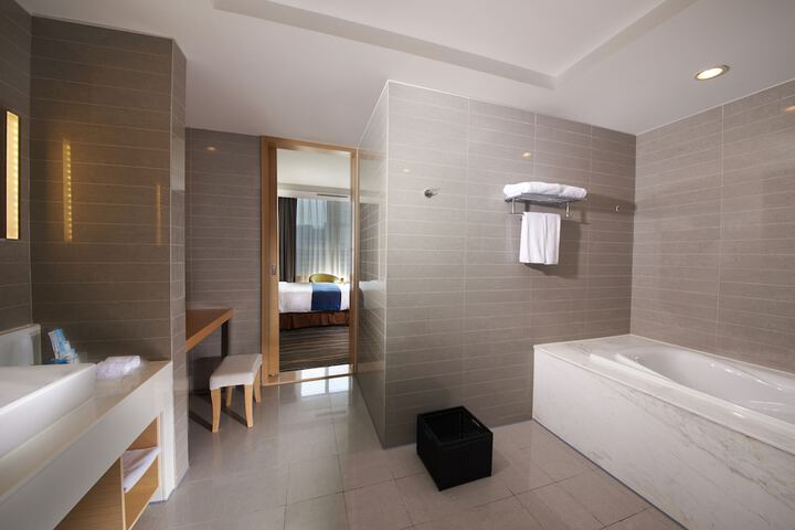 Room 17 of 51