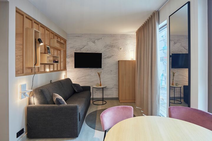 Room 7 of 16