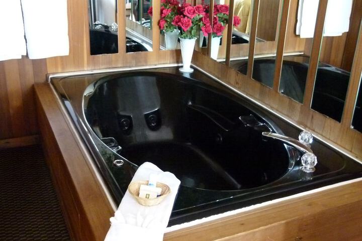 Hot Tub 37 of 57