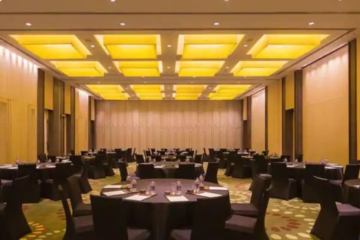 Ballroom/Hall 27 of 36