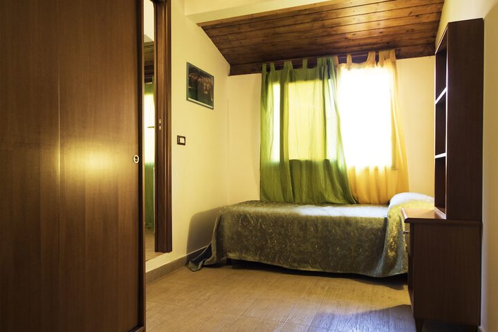 Room 10 of 76