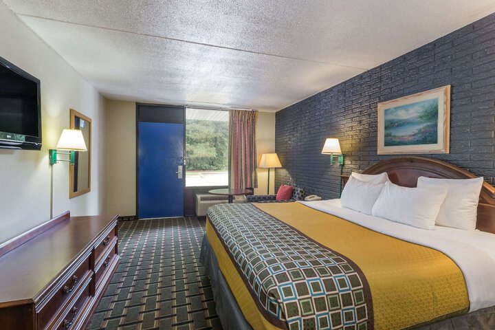 1 Queen Bed Pool View (1 of 5)