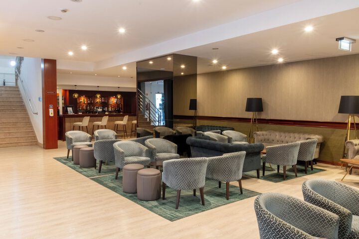 Lounge 41 of 59