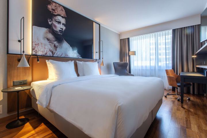 Room 44 of 209