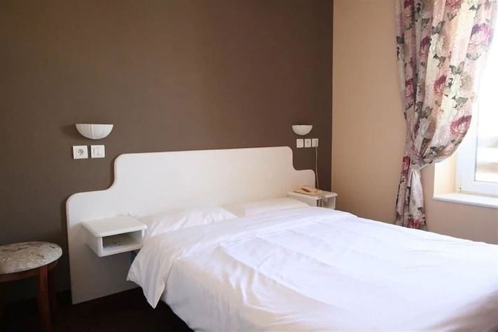 Room 6 of 44