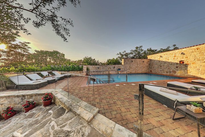 Pool 53 of 120