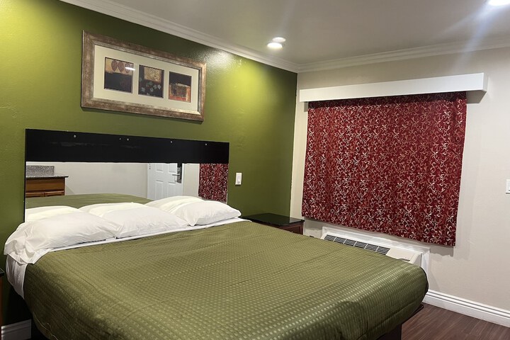 Deluxe King Bed (5 of 28)