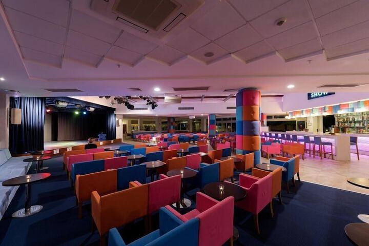 Lounge 152 of 196
