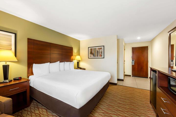 1 King Bed Microwave, Refrigerator WiFi Full Breakfast (7 of 18)