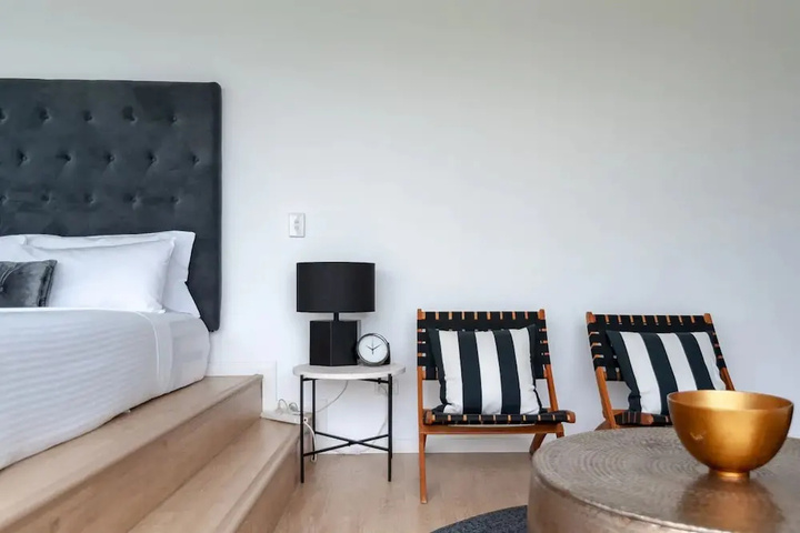 Room 4 of 12