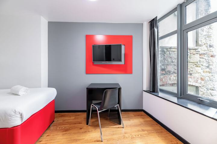 Room 43 of 100