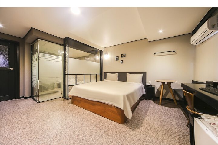 Room 9 of 42