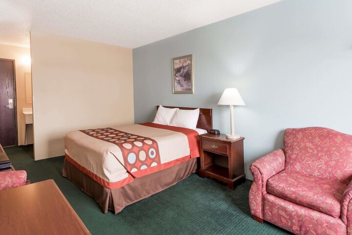 1 Queen Bed Mobility Accessible (5 of 9)