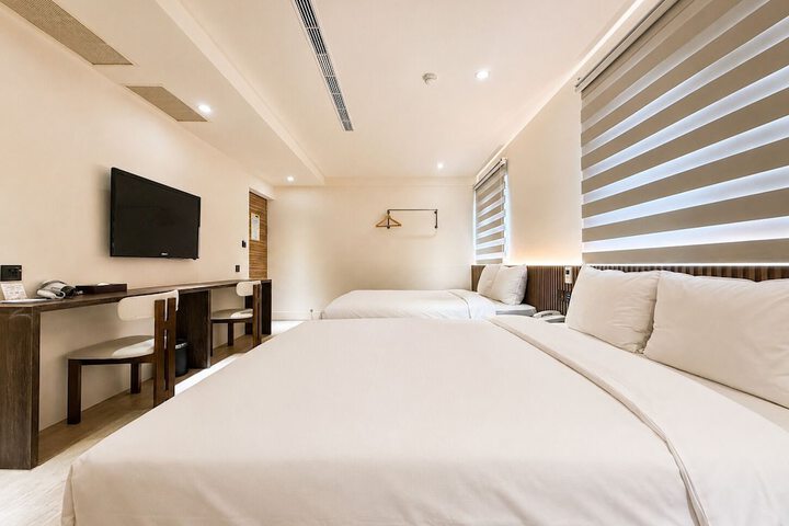 Room 105 of 160