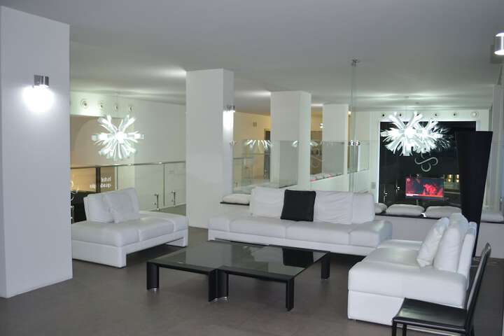 Lounge 41 of 47