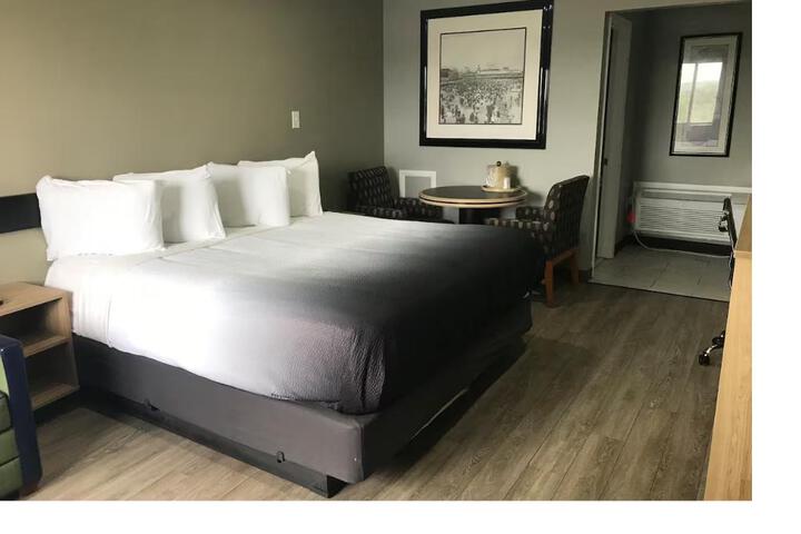 1 King Bed (8 of 14)