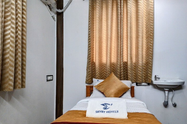 Room 6 of 12