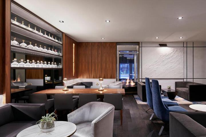 Lounge 4 of 39
