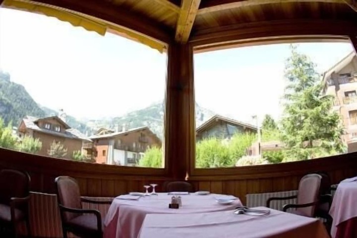 Dining 42 of 57