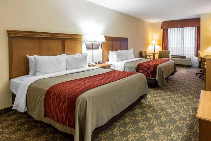 2 Queen Beds (13 of 15)