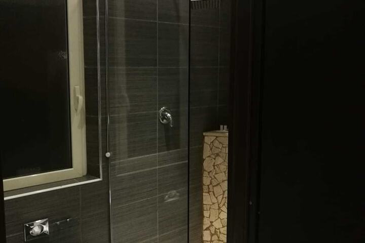 Room 27 of 34