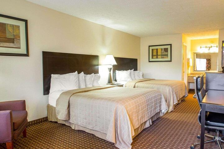 2 Queen Beds (6 of 7)