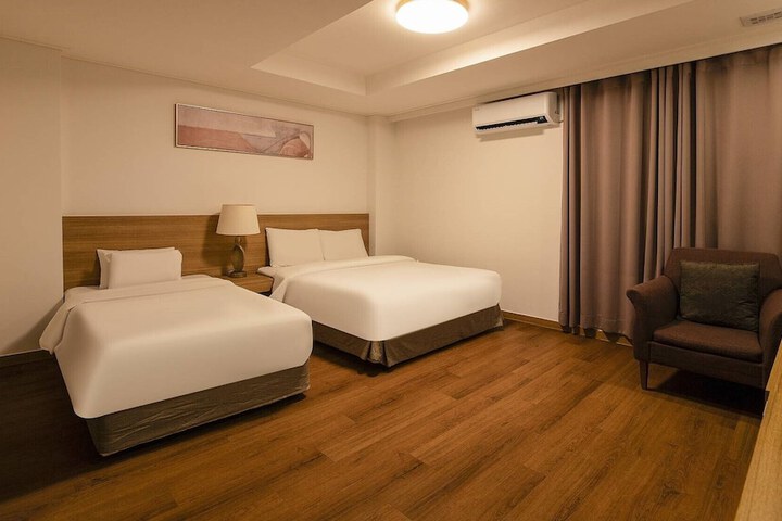 Room 12 of 37