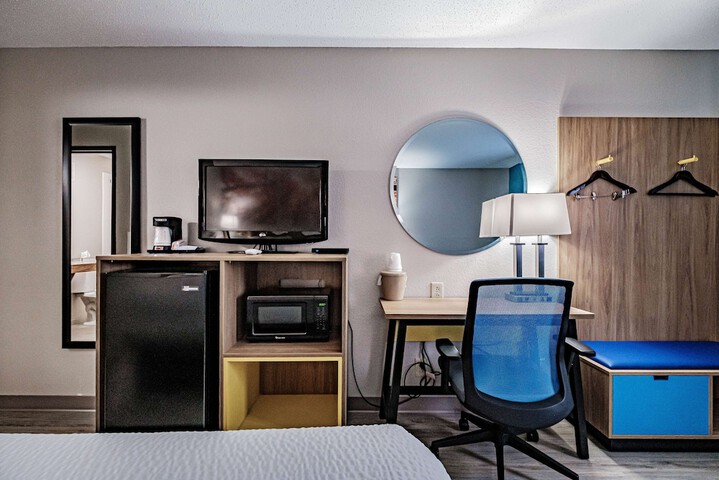 1 King Bed (6 of 9)