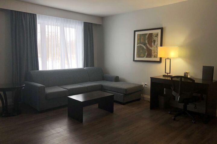 1 King Bed Modern Design Sofa Bed Microwave and Refrigerator High Speed Internet Accessible Work Desk Full Breakfast (6 of 13)