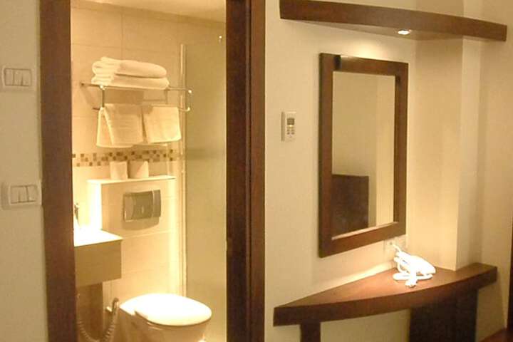 Room 10 of 18