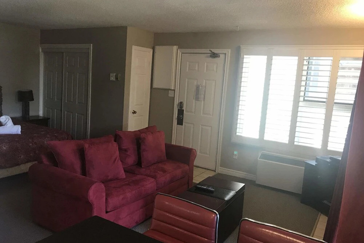 Room 5 of 16