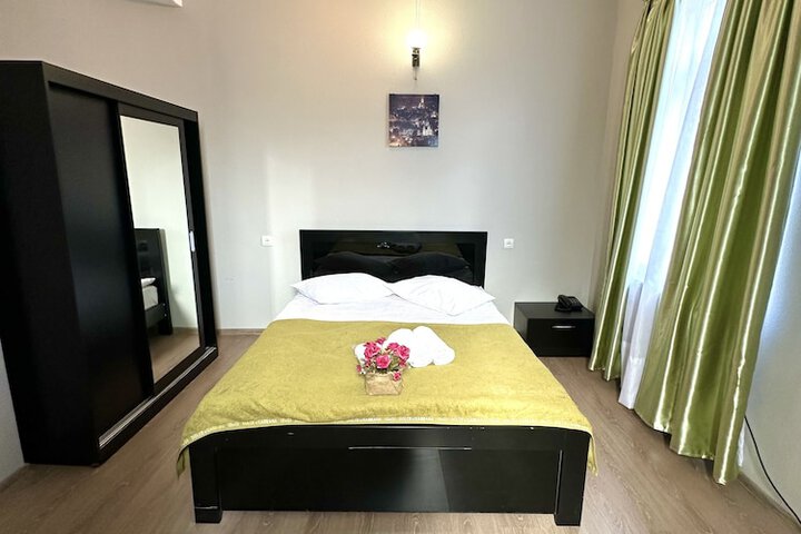 Room 8 of 94
