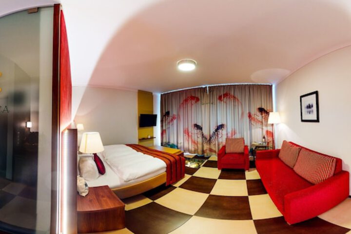 Room 9 of 34