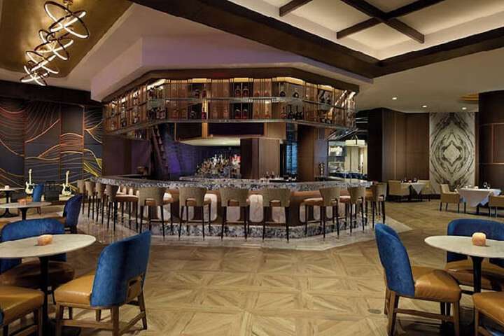 Lounge 43 of 48