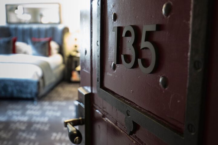 Room 23 of 122