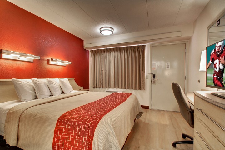 1 King Bed (5 of 11)