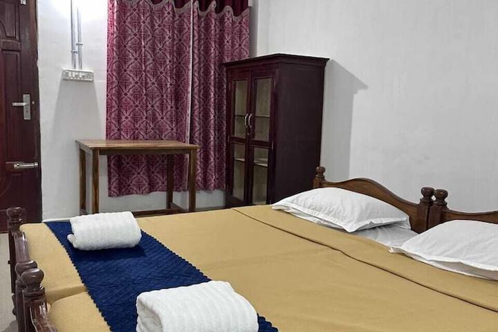 Room 4 of 9
