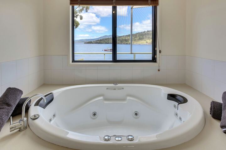 Jetted tub