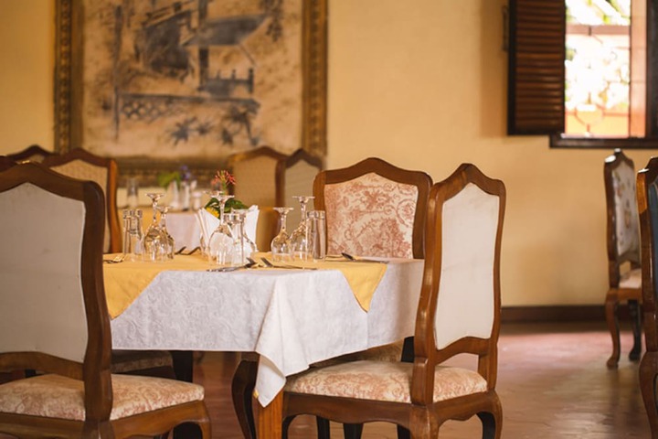 Dining 4 of 6