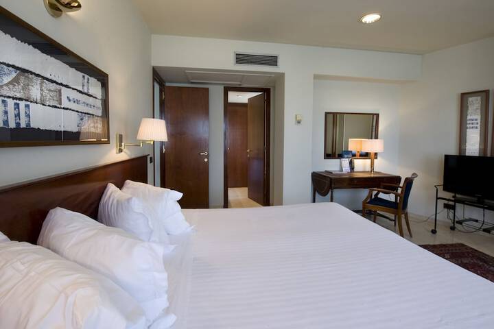 Room 18 of 77