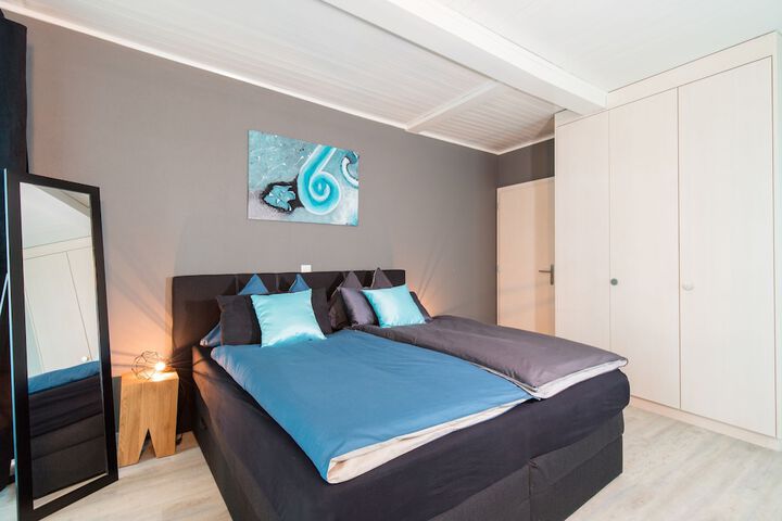 Room 5 of 16
