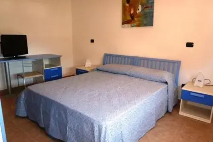 Room 2 of 10