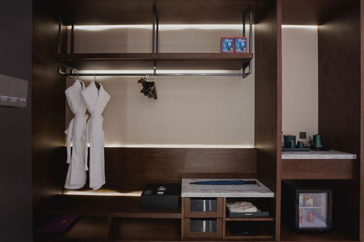 Room 16 of 27
