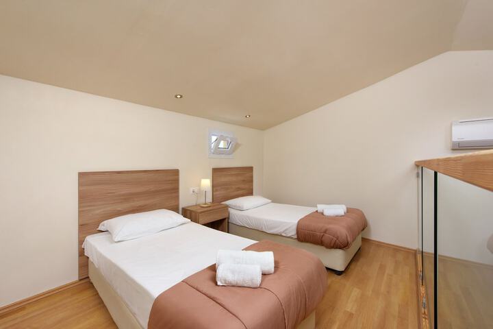 Room 9 of 65
