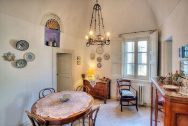 Room 12 of 28