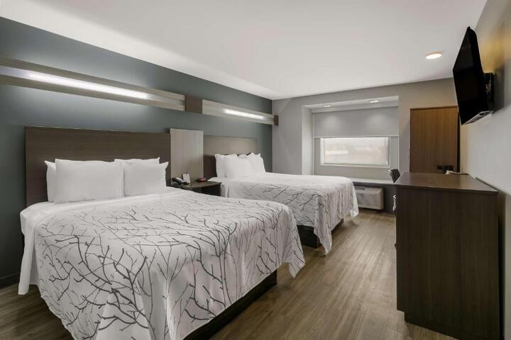2 Queen Beds (5 of 9)